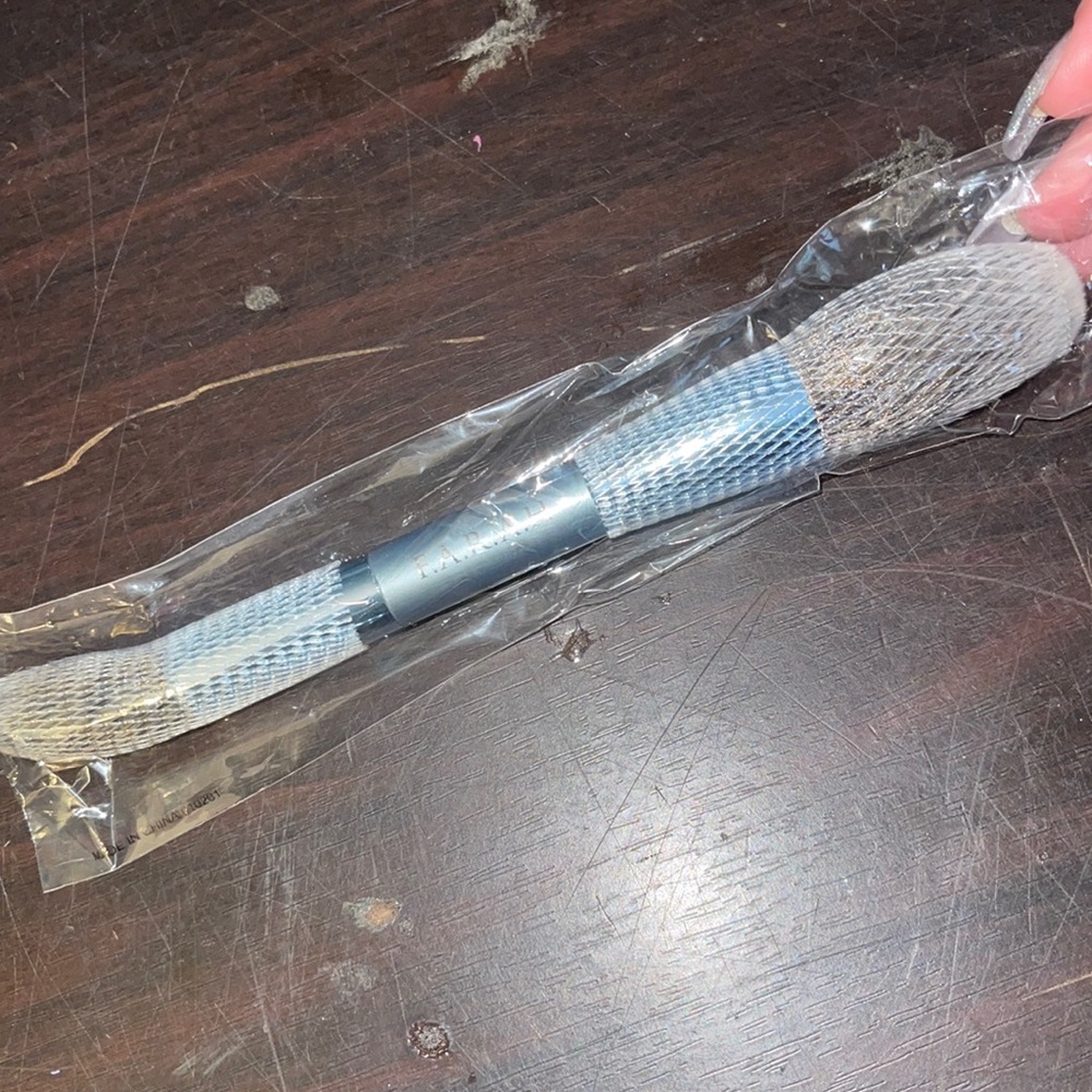 Farrah brush
